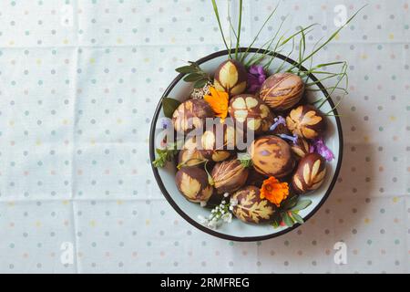 Fertig gefärbte Eier auf Teller mit natürlichen Farben aus verschiedenen Pflanzen. Keine Farbstoffe und Chemikalien Stockfoto