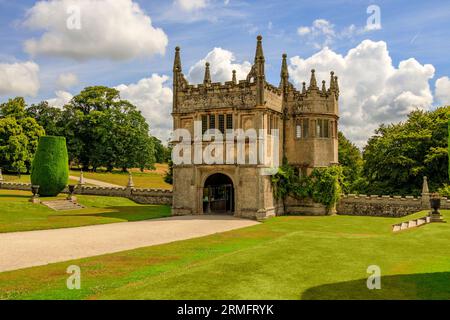 Das historische Gatehouse aus dem 17. Jahrhundert in Lanhydrock House and Gardens, Nr Bodmin, Cornwall, England, Großbritannien Stockfoto