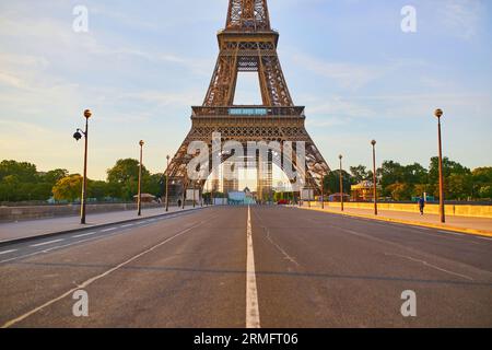 Malerischer Blick auf den Eiffelturm über die Ienabrücke. Leere Straßen von Paris ohne Touristen, die sich über Quarantäne und Coronavirus-Ausbruch streiten. Auswirkungen der COVID p Stockfoto