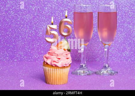 Cupcake Mit Nummer Und Gläser Mit Wein Zum Geburtstags- Oder Jubiläumsfest; Nummer Sechsundfünfzig. Stockfoto