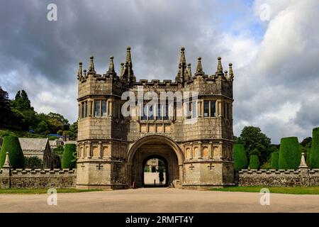 Das historische Gatehouse aus dem 17. Jahrhundert in Lanhydrock House and Gardens, Nr Bodmin, Cornwall, England, Großbritannien Stockfoto