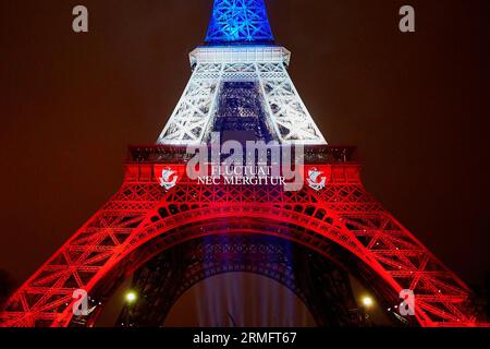 PARIS – 16. NOVEMBER: Der Eiffelturm wurde am Tag der Trauer am 16. November 2015 in Paris mit den Farben der französischen Nationalflagge beleuchtet Stockfoto