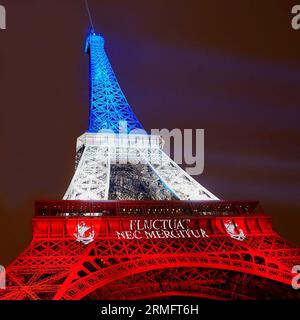 PARIS – 16. NOVEMBER: Der Eiffelturm wurde am Tag der Trauer am 16. November 2015 in Paris mit den Farben der französischen Nationalflagge beleuchtet Stockfoto