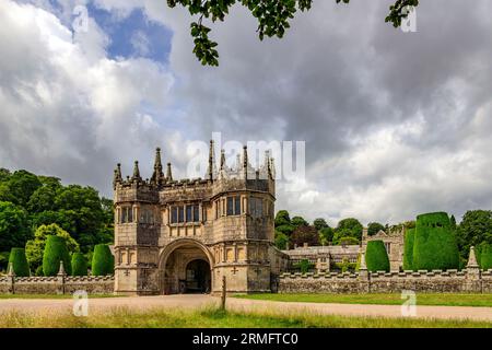 Das historische Gatehouse aus dem 17. Jahrhundert in Lanhydrock House and Gardens, Nr Bodmin, Cornwall, England, Großbritannien Stockfoto