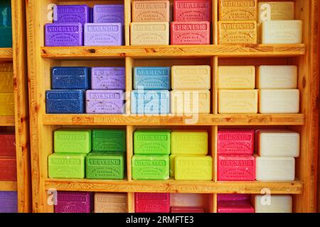 COLLIOURE, FRANKREICH - 12. JUNI 2021: Bunte Bars mit Marseille-Seife auf dem Markt oder im Souvenirladen. Traditionelle Hartseife aus pflanzlichen Ölen, prod Stockfoto