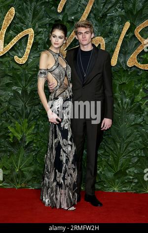 Kaia Gerber und Presley Gerber nehmen an den Fashion Awards in der Royal Albert Hall in London Teil. Stockfoto