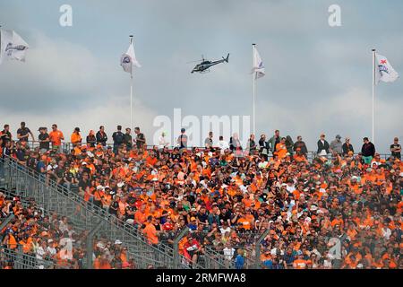 25. August 2023, Circuit Park Zandvoort, Zandvoort, FORMEL 1 HEINEKEN DUTCH GRAND PRIX 2023, im Bild der TV-Hubschrauber über den Zuschauern. Stockfoto