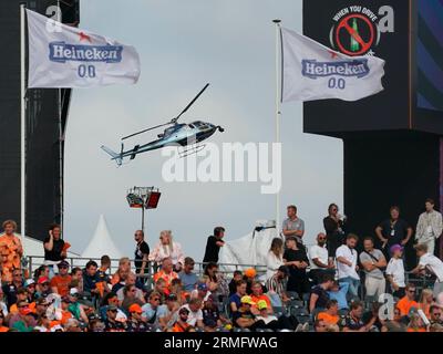 25. August 2023, Circuit Park Zandvoort, Zandvoort, FORMEL 1 HEINEKEN DUTCH GRAND PRIX 2023, im Bild der TV-Hubschrauber über den Zuschauern. Stockfoto