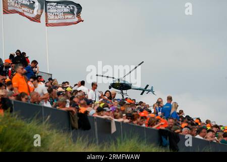 25. August 2023, Circuit Park Zandvoort, Zandvoort, FORMEL 1 HEINEKEN DUTCH GRAND PRIX 2023, im Bild der TV-Hubschrauber über den Zuschauern. Stockfoto