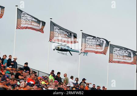 25. August 2023, Circuit Park Zandvoort, Zandvoort, FORMEL 1 HEINEKEN DUTCH GRAND PRIX 2023, im Bild der TV-Hubschrauber über den Zuschauern. Stockfoto