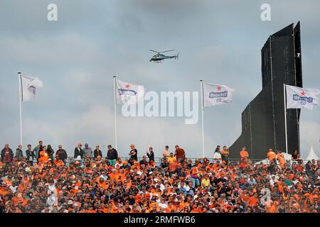 25. August 2023, Circuit Park Zandvoort, Zandvoort, FORMEL 1 HEINEKEN DUTCH GRAND PRIX 2023, im Bild der TV-Hubschrauber über den Zuschauern. Stockfoto