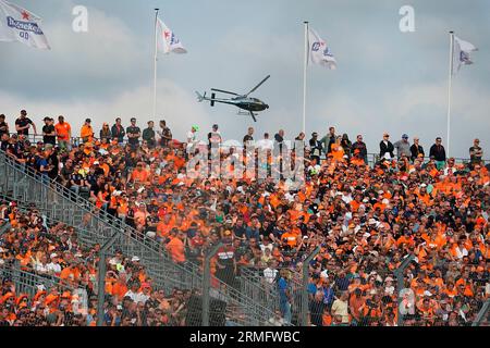 25. August 2023, Circuit Park Zandvoort, Zandvoort, FORMEL 1 HEINEKEN DUTCH GRAND PRIX 2023, im Bild der TV-Hubschrauber über den Zuschauern. Stockfoto