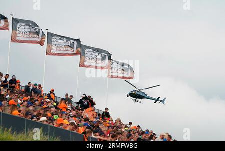 25. August 2023, Circuit Park Zandvoort, Zandvoort, FORMEL 1 HEINEKEN DUTCH GRAND PRIX 2023, im Bild der TV-Hubschrauber über den Zuschauern. Stockfoto