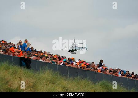 25. August 2023, Circuit Park Zandvoort, Zandvoort, FORMEL 1 HEINEKEN DUTCH GRAND PRIX 2023, im Bild der TV-Hubschrauber über den Zuschauern. Stockfoto