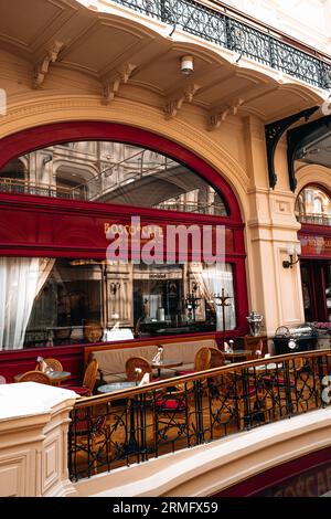 Klassisches Interieur des Bosco Cafés im historischen Einkaufszentrum GUM in Moskau Stockfoto