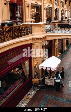 Klassisches Interieur im Bosco Café mit Eisstand im historischen Einkaufszentrum GUM in Moskau. Ästhetischer Innenstil Stockfoto