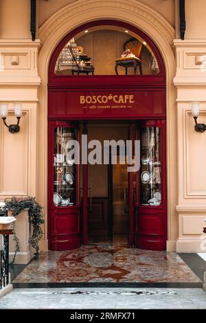 Klassisches Interieur des Bosco Cafés im historischen Einkaufszentrum GUM in Moskau. Ästhetischer Eingang, rote Türen Stockfoto