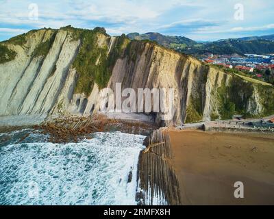 Drone-Ansicht des berühmten Flyschs von Zumaia, Baskenland, Spanien. Flysch ist eine Abfolge von Sedimentgesteinsschichten, die aus tiefem Wasser entstehen Stockfoto