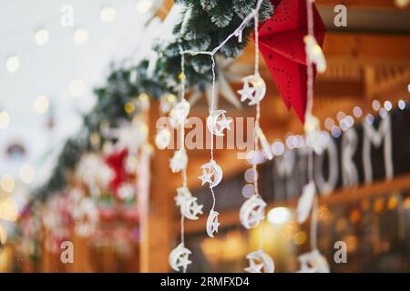 Bunte Weihnachtsdekorationen und Glaslaternen auf einem Weihnachtsmarkt Stockfoto