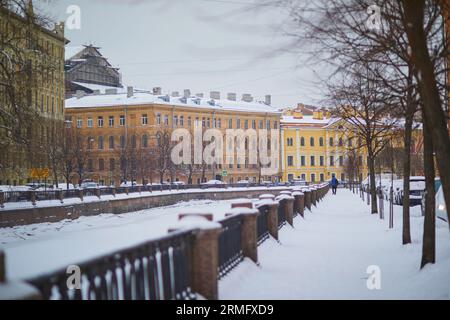 Moyka-Flussufer an einem kalten, schneebedeckten Wintertag in Sankt Petersburg, Russland Stockfoto