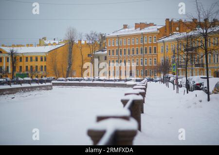 Moyka-Flussufer an einem kalten, schneebedeckten Wintertag in Sankt Petersburg, Russland Stockfoto