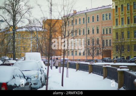 Moyka-Flussufer an einem kalten, schneebedeckten Wintertag in Sankt Petersburg, Russland Stockfoto