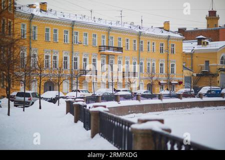 Moyka-Flussufer an einem kalten, schneebedeckten Wintertag in Sankt Petersburg, Russland Stockfoto