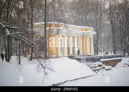 Rossi Pavillon im Mikhailovsky Garten an einem kalten und schneebedeckten Wintertag in Sankt Petersburg, Russland Stockfoto