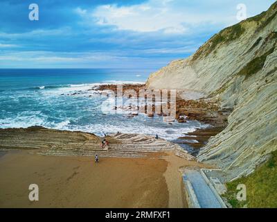 Drone-Ansicht des berühmten Flyschs von Zumaia, Baskenland, Spanien. Flysch ist eine Abfolge von Sedimentgesteinsschichten, die aus tiefem Wasser entstehen Stockfoto