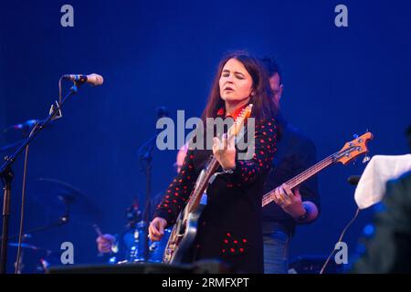 Emma Pollock von der schottischen Band The Delgados on the Mountain Stage beim Green man Festival in Wales, Großbritannien, August 2023. Foto: Rob Watkins Stockfoto