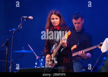 Emma Pollock von der schottischen Band The Delgados on the Mountain Stage beim Green man Festival in Wales, Großbritannien, August 2023. Foto: Rob Watkins Stockfoto