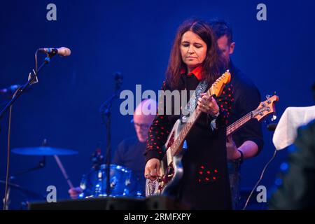 Emma Pollock von der schottischen Band The Delgados on the Mountain Stage beim Green man Festival in Wales, Großbritannien, August 2023. Foto: Rob Watkins Stockfoto