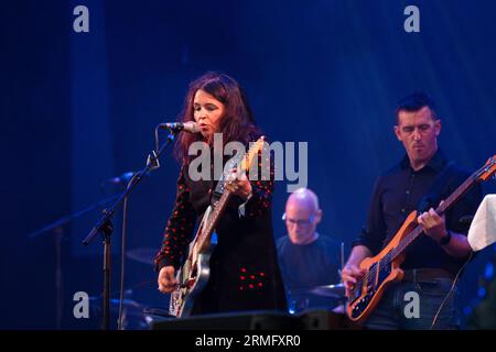 Emma Pollock von der schottischen Band The Delgados on the Mountain Stage beim Green man Festival in Wales, Großbritannien, August 2023. Foto: Rob Watkins Stockfoto