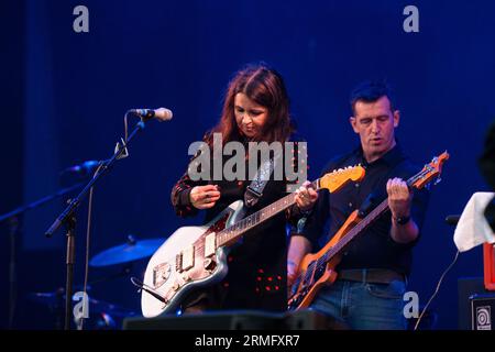 Emma Pollock von der schottischen Band The Delgados on the Mountain Stage beim Green man Festival in Wales, Großbritannien, August 2023. Foto: Rob Watkins Stockfoto