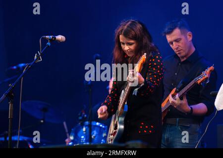 Emma Pollock von der schottischen Band The Delgados on the Mountain Stage beim Green man Festival in Wales, Großbritannien, August 2023. Foto: Rob Watkins Stockfoto