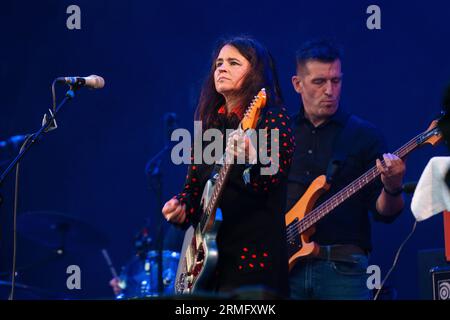 Emma Pollock von der schottischen Band The Delgados on the Mountain Stage beim Green man Festival in Wales, Großbritannien, August 2023. Foto: Rob Watkins Stockfoto