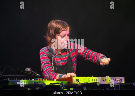 Salami Rose Joe Louis – Lindsay Olsen – spielt den Wallled Garden beim Green man Festival in Wales, Großbritannien, August 2023. Foto: Rob Watkins Stockfoto