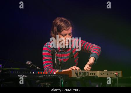 Salami Rose Joe Louis – Lindsay Olsen – spielt den Wallled Garden beim Green man Festival in Wales, Großbritannien, August 2023. Foto: Rob Watkins Stockfoto