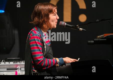 Salami Rose Joe Louis – Lindsay Olsen – spielt den Wallled Garden beim Green man Festival in Wales, Großbritannien, August 2023. Foto: Rob Watkins Stockfoto