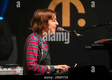 Salami Rose Joe Louis – Lindsay Olsen – spielt den Wallled Garden beim Green man Festival in Wales, Großbritannien, August 2023. Foto: Rob Watkins Stockfoto