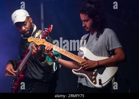 Simon Martinez spielt Gitarre mit Salami Rose Joe Louis beim Green man Festival in Wales, Großbritannien, August 2023. Foto: Rob Watkins Stockfoto