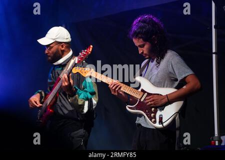 Simon Martinez spielt Gitarre mit Salami Rose Joe Louis beim Green man Festival in Wales, Großbritannien, August 2023. Foto: Rob Watkins Stockfoto