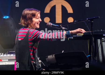 Salami Rose Joe Louis – Lindsay Olsen – spielt den Wallled Garden beim Green man Festival in Wales, Großbritannien, August 2023. Foto: Rob Watkins Stockfoto