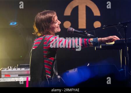 Salami Rose Joe Louis – Lindsay Olsen – spielt den Wallled Garden beim Green man Festival in Wales, Großbritannien, August 2023. Foto: Rob Watkins Stockfoto