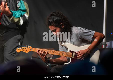 Simon Martinez spielt Gitarre mit Salami Rose Joe Louis beim Green man Festival in Wales, Großbritannien, August 2023. Foto: Rob Watkins Stockfoto