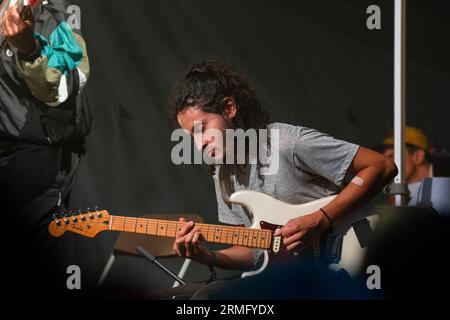 Simon Martinez spielt Gitarre mit Salami Rose Joe Louis beim Green man Festival in Wales, Großbritannien, August 2023. Foto: Rob Watkins Stockfoto