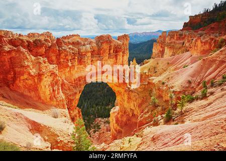 Malerischer Blick auf die atemberaubende Naturbrücke aus rotem Sandstein im Bryce Canyon National Park in Utah, USA Stockfoto