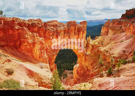 Malerischer Blick auf die atemberaubende Naturbrücke aus rotem Sandstein im Bryce Canyon National Park in Utah, USA Stockfoto