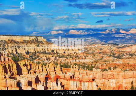 Malerischer Blick auf atemberaubende rote, orange, rosa und gelbe Sandstein Hoodoos im Bryce Canyon National Park in Utah, USA Stockfoto