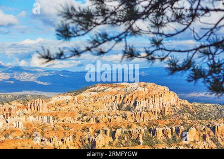 Malerischer Blick auf atemberaubende rote, orange, rosa und gelbe Sandstein Hoodoos im Bryce Canyon National Park in Utah, USA Stockfoto